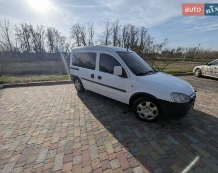 Белый Опель Комбо груз.-пасс., объемом двигателя 1.25 л и пробегом 395 тыс. км за 4000 $, фото 4 на Automoto.ua