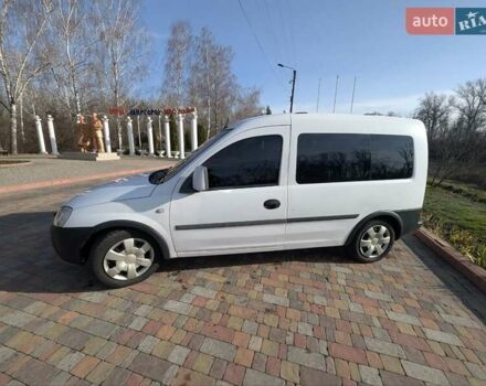 Белый Опель Комбо груз.-пасс., объемом двигателя 1.25 л и пробегом 395 тыс. км за 4000 $, фото 3 на Automoto.ua