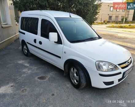 Белый Опель Комбо груз.-пасс., объемом двигателя 1.3 л и пробегом 294 тыс. км за 3500 $, фото 1 на Automoto.ua