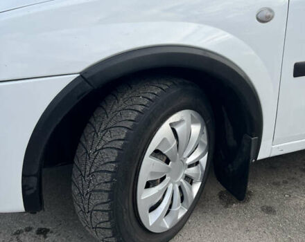 Белый Опель Комбо груз.-пасс., объемом двигателя 1.3 л и пробегом 267 тыс. км за 4000 $, фото 4 на Automoto.ua