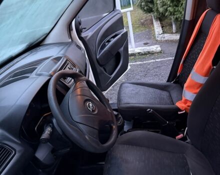 Белый Опель Комбо груз.-пасс., объемом двигателя 1.2 л и пробегом 348 тыс. км за 4300 $, фото 5 на Automoto.ua