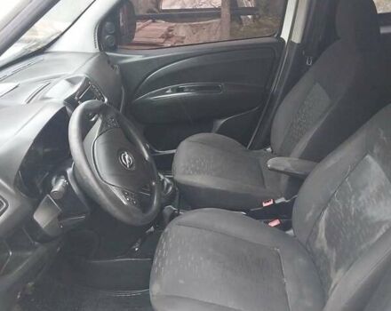 Белый Опель Комбо груз.-пасс., объемом двигателя 1.25 л и пробегом 360 тыс. км за 4500 $, фото 11 на Automoto.ua