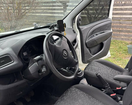 Белый Опель Комбо груз.-пасс., объемом двигателя 1.6 л и пробегом 247 тыс. км за 8000 $, фото 3 на Automoto.ua