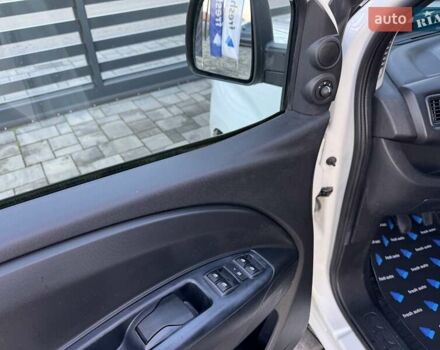 Белый Опель Комбо груз.-пасс., объемом двигателя 1.6 л и пробегом 196 тыс. км за 13999 $, фото 14 на Automoto.ua