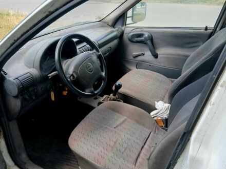 Белый Опель Комбо груз.-пасс., объемом двигателя 1.4 л и пробегом 300 тыс. км за 1164 $, фото 1 на Automoto.ua