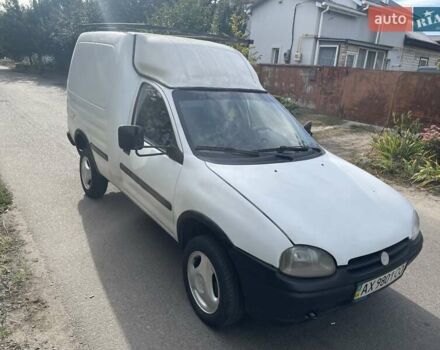 Белый Опель Комбо груз.-пасс., объемом двигателя 1.4 л и пробегом 274 тыс. км за 1300 $, фото 1 на Automoto.ua