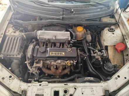 Белый Опель Комбо груз.-пасс., объемом двигателя 0 л и пробегом 350 тыс. км за 500 $, фото 1 на Automoto.ua