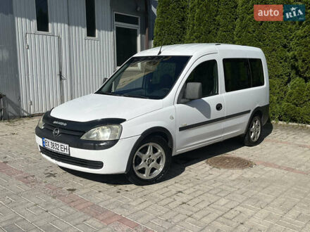Опель Комбо груз.-пасс. 2002 в Каменце-Подольском на Automoto.ua Белый Опель Комбо груз.-пасс., объемом двигателя 1.69 л и пробегом 230 тыс. км за 2990 $, фото 1 на Automoto.ua