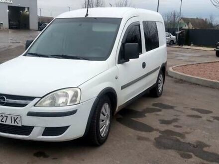 Белый Опель Комбо груз.-пасс., объемом двигателя 1.7 л и пробегом 310 тыс. км за 2350 $, фото 1 на Automoto.ua