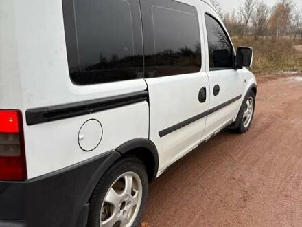 Белый Опель Комбо груз.-пасс., объемом двигателя 1.7 л и пробегом 380 тыс. км за 3500 $, фото 1 на Automoto.ua