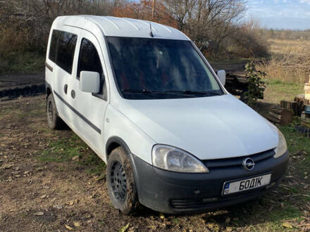 Белый Опель Комбо груз.-пасс., объемом двигателя 1.25 л и пробегом 300 тыс. км за 4000 $, фото 1 на Automoto.ua