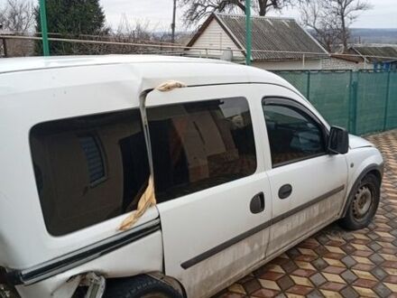 Белый Опель Комбо груз.-пасс., объемом двигателя 1.25 л и пробегом 390 тыс. км за 1200 $, фото 1 на Automoto.ua