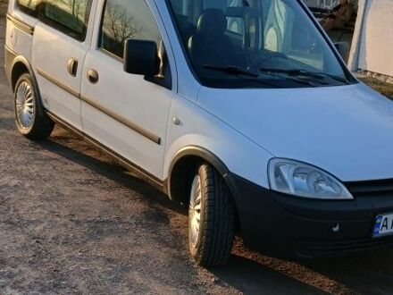 Белый Опель Комбо груз.-пасс., объемом двигателя 1.3 л и пробегом 330 тыс. км за 2400 $, фото 1 на Automoto.ua