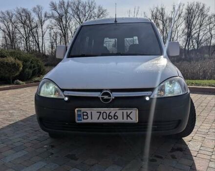 Белый Опель Комбо груз.-пасс., объемом двигателя 1.25 л и пробегом 395 тыс. км за 4000 $, фото 1 на Automoto.ua