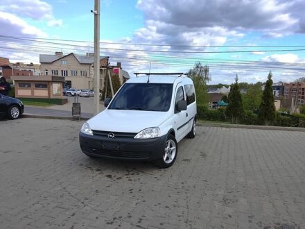 Белый Опель Комбо груз.-пасс., объемом двигателя 1.2 л и пробегом 444 тыс. км за 3600 $, фото 1 на Automoto.ua