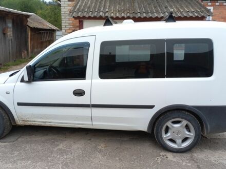 Белый Опель Комбо груз.-пасс., объемом двигателя 1.7 л и пробегом 300 тыс. км за 4000 $, фото 1 на Automoto.ua