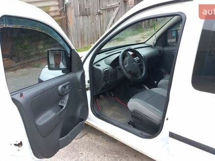 Белый Опель Комбо груз.-пасс., объемом двигателя 1.7 л и пробегом 300 тыс. км за 4000 $, фото 1 на Automoto.ua