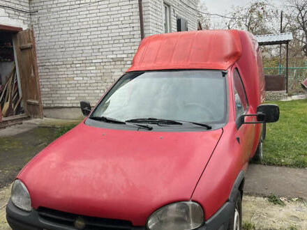 Красный Опель Комбо груз.-пасс., объемом двигателя 1.4 л и пробегом 438 тыс. км за 2000 $, фото 1 на Automoto.ua