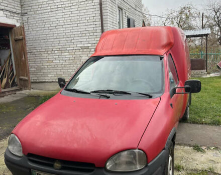 Красный Опель Комбо груз.-пасс., объемом двигателя 1.4 л и пробегом 438 тыс. км за 2000 $, фото 1 на Automoto.ua