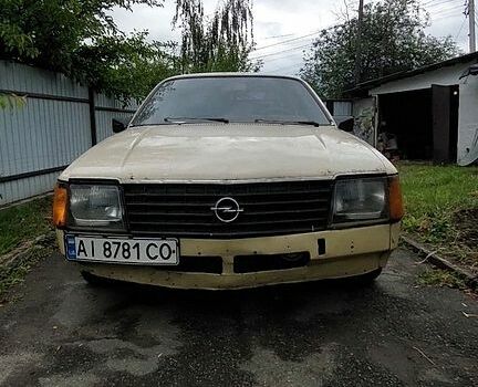 Бежевый Опель Коммандор, объемом двигателя 2.5 л и пробегом 250 тыс. км за 1000 $, фото 1 на Automoto.ua