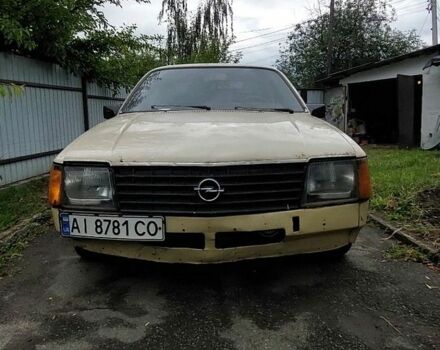 Бежевий Опель Коммандор, об'ємом двигуна 2.5 л та пробігом 250 тис. км за 800 $, фото 1 на Automoto.ua
