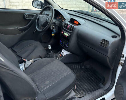 Белый Опель Корса, объемом двигателя 1.2 л и пробегом 198 тыс. км за 1550 $, фото 4 на Automoto.ua