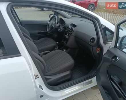 Белый Опель Корса, объемом двигателя 1.3 л и пробегом 207 тыс. км за 5500 $, фото 9 на Automoto.ua