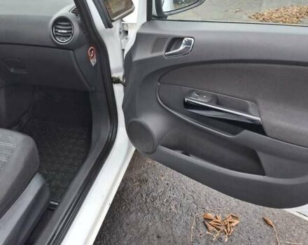 Белый Опель Корса, объемом двигателя 1.3 л и пробегом 240 тыс. км за 4200 $, фото 12 на Automoto.ua