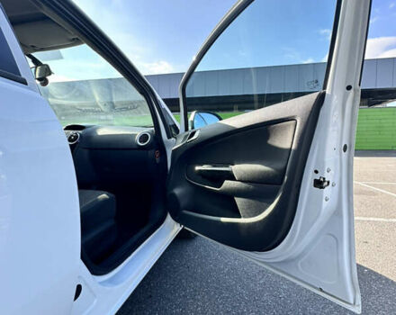 Белый Опель Корса, объемом двигателя 1.23 л и пробегом 185 тыс. км за 4100 $, фото 9 на Automoto.ua