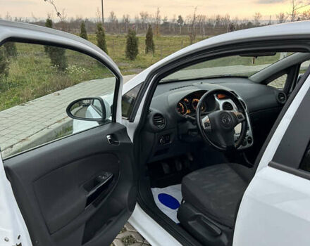 Белый Опель Корса, объемом двигателя 1.3 л и пробегом 182 тыс. км за 5200 $, фото 5 на Automoto.ua