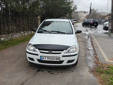 Белый Опель Корса, объемом двигателя 1.2 л и пробегом 196 тыс. км за 2600 $, фото 1 на Automoto.ua
