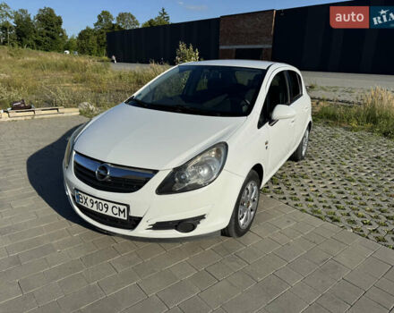 Белый Опель Корса, объемом двигателя 1.25 л и пробегом 206 тыс. км за 4900 $, фото 1 на Automoto.ua
