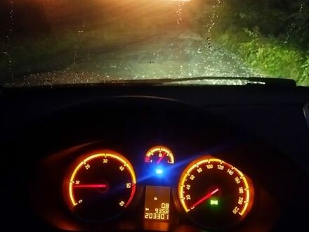 Черный Опель Корса, объемом двигателя 1.2 л и пробегом 203 тыс. км за 3500 $, фото 1 на Automoto.ua