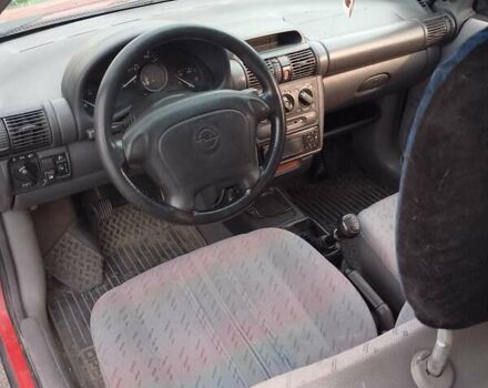 Красный Опель Корса, объемом двигателя 1.2 л и пробегом 280 тыс. км за 1400 $, фото 3 на Automoto.ua