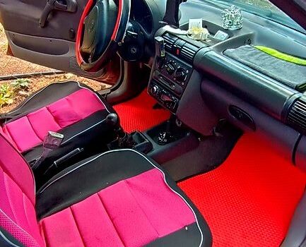 Красный Опель Корса, объемом двигателя 1.2 л и пробегом 404 тыс. км за 1100 $, фото 3 на Automoto.ua