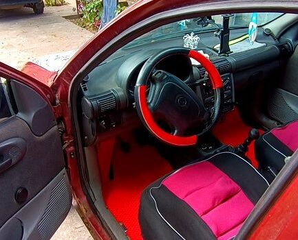 Красный Опель Корса, объемом двигателя 1.2 л и пробегом 404 тыс. км за 1100 $, фото 2 на Automoto.ua