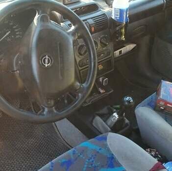 Красный Опель Корса, объемом двигателя 1.2 л и пробегом 140 тыс. км за 1400 $, фото 2 на Automoto.ua