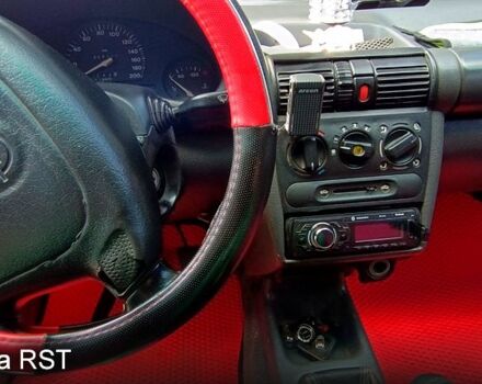 Красный Опель Корса, объемом двигателя 1.2 л и пробегом 404 тыс. км за 1100 $, фото 1 на Automoto.ua