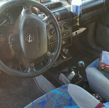 Красный Опель Корса, объемом двигателя 1.2 л и пробегом 222 тыс. км за 1318 $, фото 5 на Automoto.ua