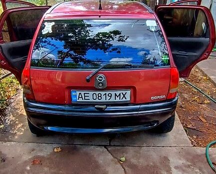 Красный Опель Корса, объемом двигателя 1.2 л и пробегом 404 тыс. км за 1100 $, фото 4 на Automoto.ua