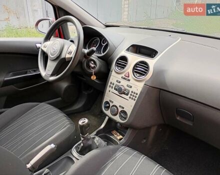 Красный Опель Корса, объемом двигателя 1.23 л и пробегом 270 тыс. км за 3300 $, фото 6 на Automoto.ua