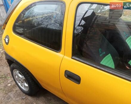 Желтый Опель Корса, объемом двигателя 0.97 л и пробегом 379 тыс. км за 2500 $, фото 2 на Automoto.ua