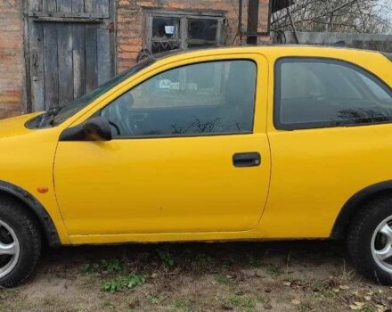 Желтый Опель Корса, объемом двигателя 1 л и пробегом 380 тыс. км за 2500 $, фото 1 на Automoto.ua