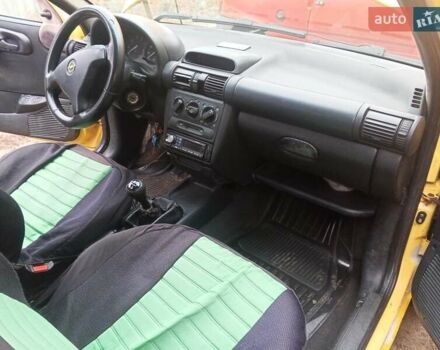 Желтый Опель Корса, объемом двигателя 0.97 л и пробегом 379 тыс. км за 2500 $, фото 7 на Automoto.ua