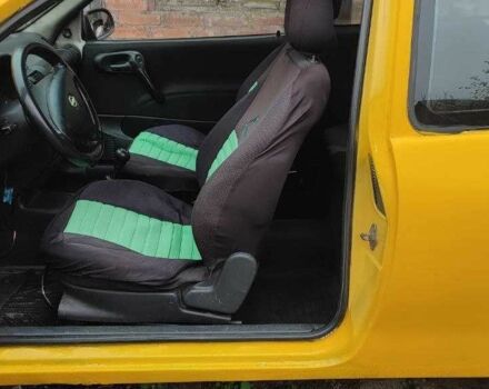 Желтый Опель Корса, объемом двигателя 1 л и пробегом 380 тыс. км за 2500 $, фото 3 на Automoto.ua