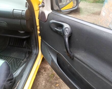 Желтый Опель Корса, объемом двигателя 1 л и пробегом 380 тыс. км за 2500 $, фото 12 на Automoto.ua