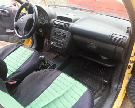 Желтый Опель Корса, объемом двигателя 1 л и пробегом 380 тыс. км за 2500 $, фото 11 на Automoto.ua