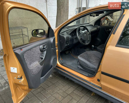 Желтый Опель Корса, объемом двигателя 1.2 л и пробегом 244 тыс. км за 3300 $, фото 12 на Automoto.ua