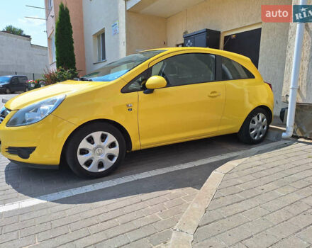 Желтый Опель Корса, объемом двигателя 1.4 л и пробегом 160 тыс. км за 5500 $, фото 1 на Automoto.ua