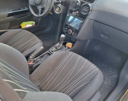 Желтый Опель Корса, объемом двигателя 1.4 л и пробегом 160 тыс. км за 5500 $, фото 6 на Automoto.ua